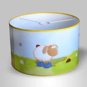 אהיל תקרה עם ציורי חיות, פיל, ג'ירפה וכבשה, על רקע שמיים תכולים ודשא ירוק. בתמונה מגי הכבשה