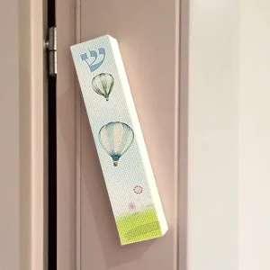 בית מזוזה כדורים פורחים בשמיים כחול