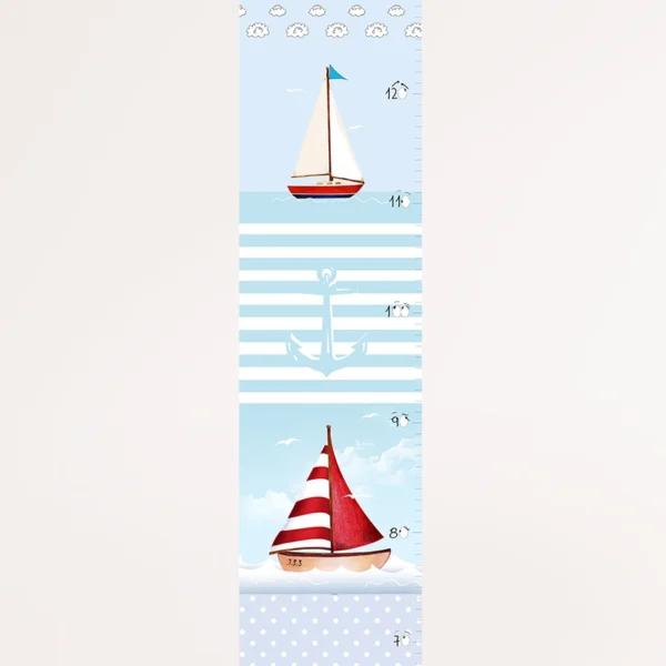 מקטע ממד גובה לילדים בעיצוב סירות, בצבעוניות אדום כחול לבן, עם ספרות שמעוצבות כעיניים