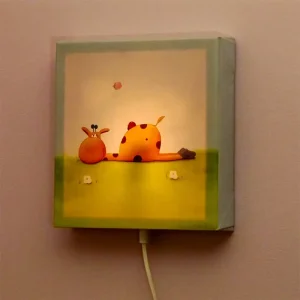 מנורת לילה לילדים נמש ופרפר, ברקע דשא ושמיים, דלוקה