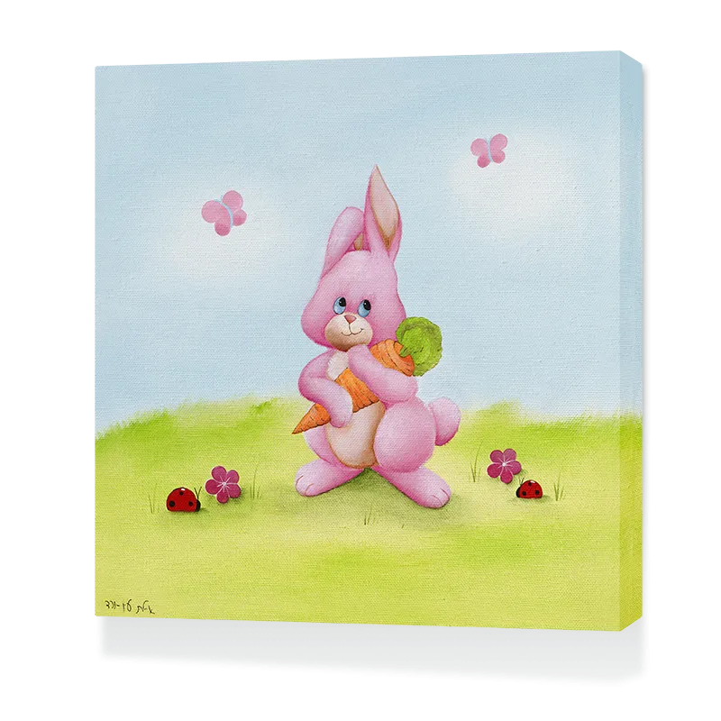 תמונת קנבס של שפן ורוד על דשא ירוק, מחזיק גזר, מסביבו פרחים ופרפרים, במבט צד