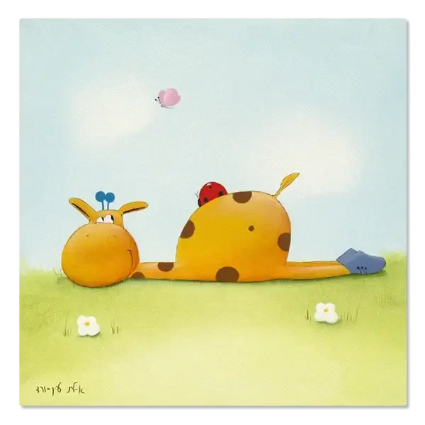 תמונת קנבס נמש הג'ירף, עם נעליים כחולות, על דשא ירוק ושמיים כחולים ופרפר ורוד