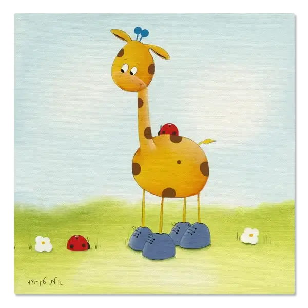 תמונת קנבס נמש הג'ירף, עם נעליים כחולות, עומד על דשא ירוק עם פרחים לבנים ושמיים כחולים, במבט צד