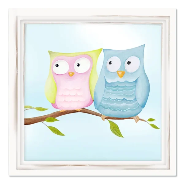 תמונת קנבס של זוג ינשופים צבעוניים יושבים יחד על ענף, ברקע שמיים,