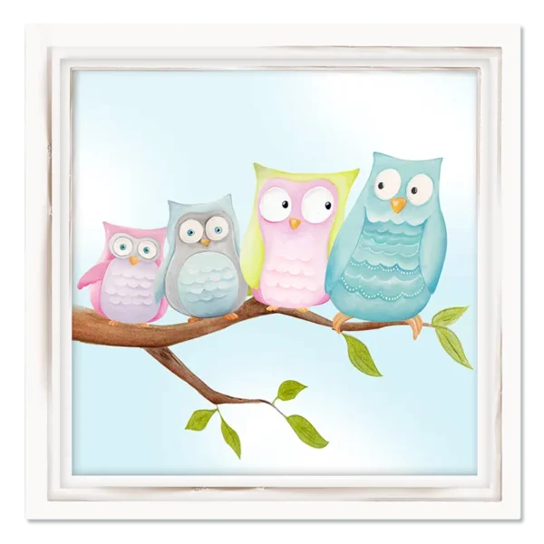 תמונת קנבס של משפחת ינשופים פסטלית, יושבת יחד על ענף, על רקע שמיים