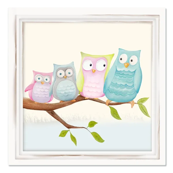 תמונת קנבס של משפחת ינשופים פסטלית, יושבת יחד על ענף, על רקע שמנת בהיר